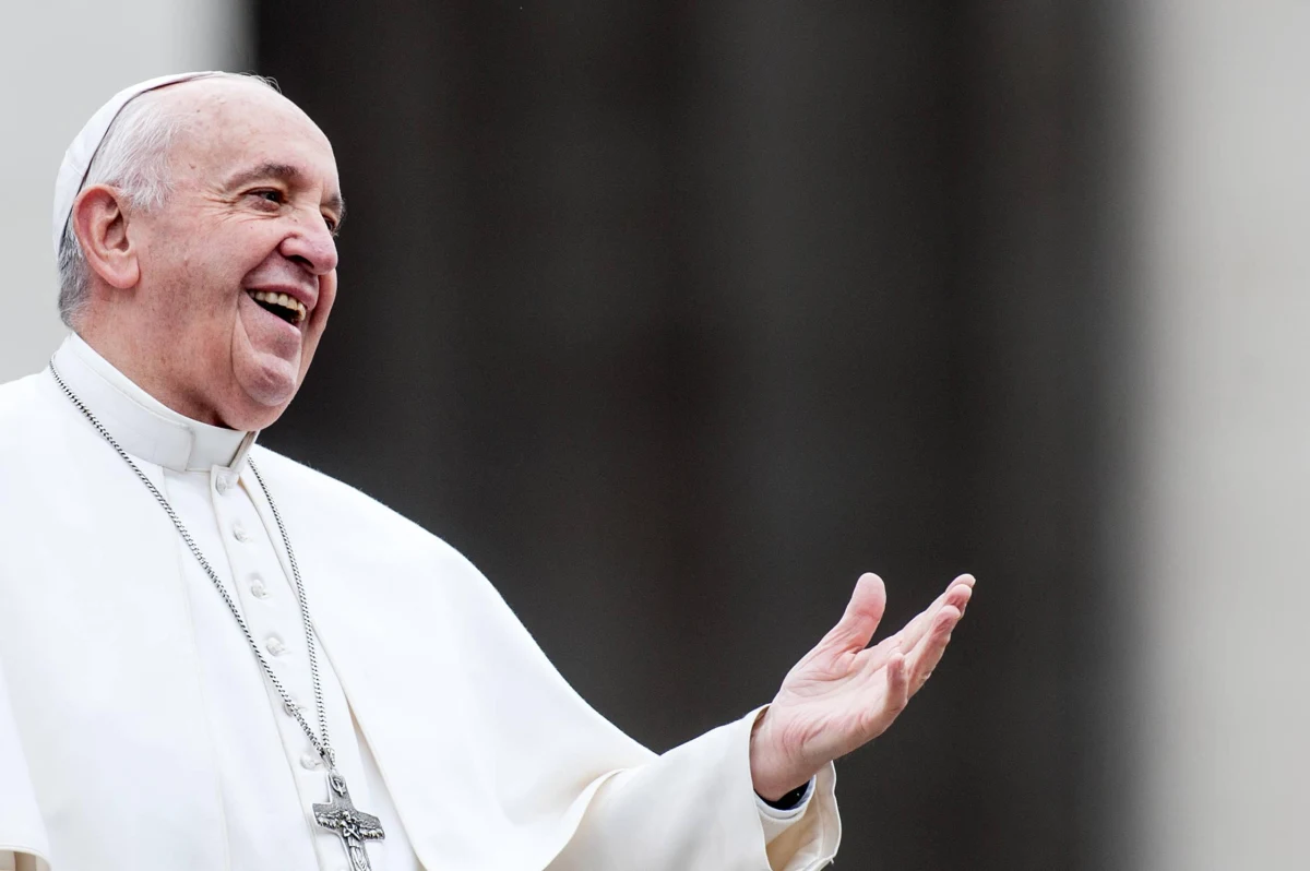 "Nie bójcie się ciszy", "uwolnijcie się od uzależnienia od telefonu komórkowego" - apelował papież Franciszek do młodzieży z rzymskiego liceum. W czasie sobotniej audiencji w Watykanie mówił, że potrzeba młodych ludzi, którzy nie są karierowiczami, „którzy będą przedkładać dobro wspólne nad osobiste interesy”.