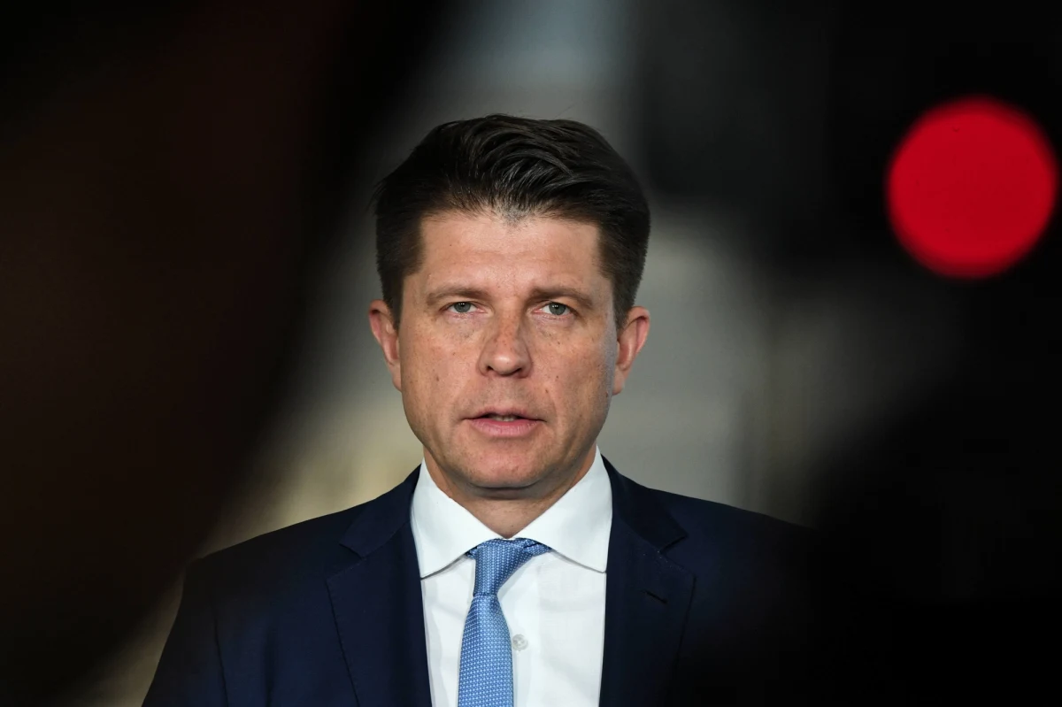 "To, co mówi dzisiaj PiS - nie dla euro - to tak naprawdę oznacza możliwość polexitu w każdej chwili" - przekonywał szef partii Teraz! Ryszard Petru. Według niego prezesowi PiS Jarosławowi Kaczyńskiemu "podoba się wariant, że w każdej chwili można z Europy wyjść".