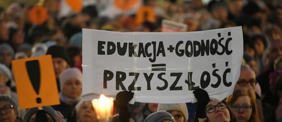 Około 800 osób – w ocenie policji - wzięło udział w demonstracji poparcia dla strajkujących nauczycieli, która odbyła się na Długim Targu w Gdańsku. Wśród manifestantów byli m.in. uczniowie i ich rodzice oraz sami pedagodzy. Demonstranci przynieśli transparenty z napisami "Kocham swoją pracę, nienawidzę swojej pensji", "Zatrzymać edukoszmar", "MEN mnie mnie" czy "PiS wyrzucił niepełnosprawne dzieci ze szkoły". 