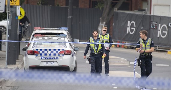 Jedna osoba zginęła a cztery zostały ranne, w tym dwie ciężko w rezultacie strzelaniny przed popularnym nocnym klubem w Melbourne.