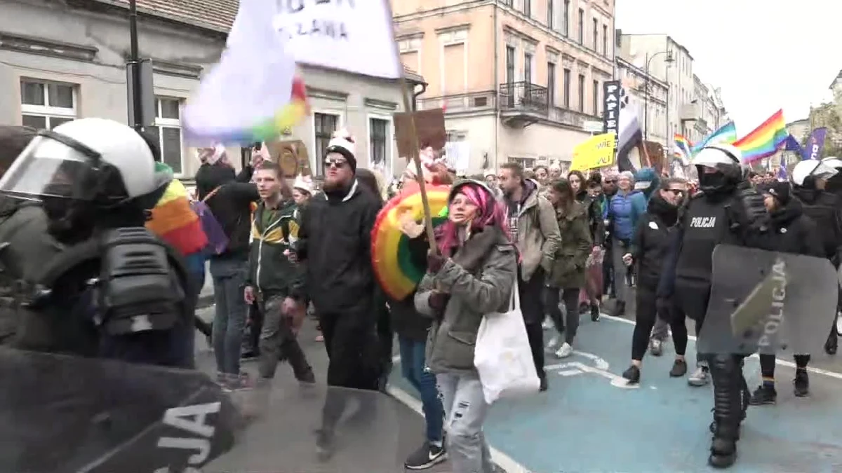 Po sobotnim marszu równości w Gnieźnie policja zatrzymała dotychczas 9 osób. Część z zatrzymanych usłyszała już zarzuty w związku z zakłóceniem zgromadzenia i naruszeniem nietykalności cielesnej funkcjonariuszy.