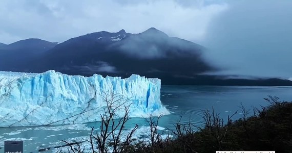 Fragment lodowca Perito Moreno w Argentynie oderwał się i wpadł do jeziora Argentino. Zdarzenie nagrała turystka z Irlandii. Perito Moreno to lodowiec w Parku Narodowym Los Glaciares w południowo-zachodniej prowincji Santa Cruz. Jak podaje National Geographic, zjawisko odłamywania dużych fragmentów lodu od czapy Perito Moreno zdarza się co kilka lat. Lodowiec w Argentynie nie cofa się, jak wiele innych na świecie, a postępuje.