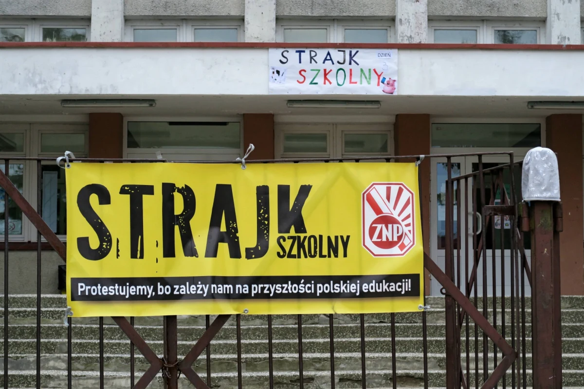 Po egzaminach gimnazjalnych – czas na egzaminacyjny maraton ósmoklasistów. Na początek test z języka polskiego. To jutro, a we wtorek – matematyka. W środę – język obcy. W tle – podobnie jak w zeszłym tygodniu – strajk nauczycieli i dyskusja o tym, ile powinni zarabiać pracownicy szkół i przedszkoli. Czym jeszcze w najbliższych dniach będą żyli politycy? 