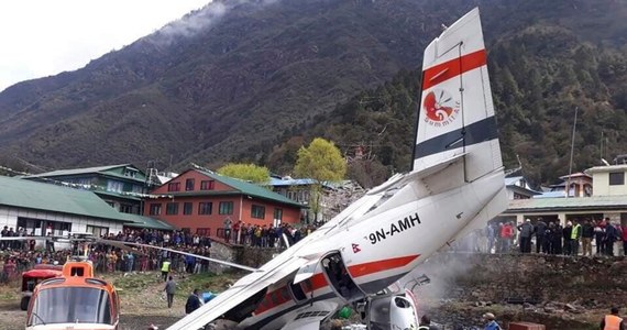 Trzy osoby zginęły, a cztery zostały ranne w wyniku uderzenia niewielkiego samolotu w śmigłowiec stojący na lotnisku w miejscowości Lukla w rejonie najwyższej góry świata Mount Everestu, na północy Nepalu.