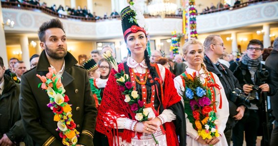 Dziś chrześcijanie obchodzą Niedzielę Męki Pańskiej, inaczej zwaną też "Kwietną", "Wierzbną" lub popularnie "Palmową". To święto obchodzone od IV wieku rozpoczyna Wielki Tydzień i upamiętnia triumfalny wjazd Jezusa do Jerozolimy. Nazwa dnia pochodzi od wprowadzonego w XI wieku zwyczaju święcenia palm.