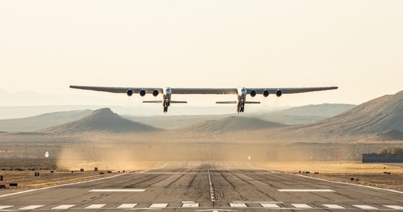 Największy na świecie samolot pod względem rozpiętości skrzydeł, zbudowany przez firmę Stratolaunch odbył pomyślnie swój pierwszy lot. Maszyna ma w przyszłości służyć jako latająca platforma startowa dla satelitów.