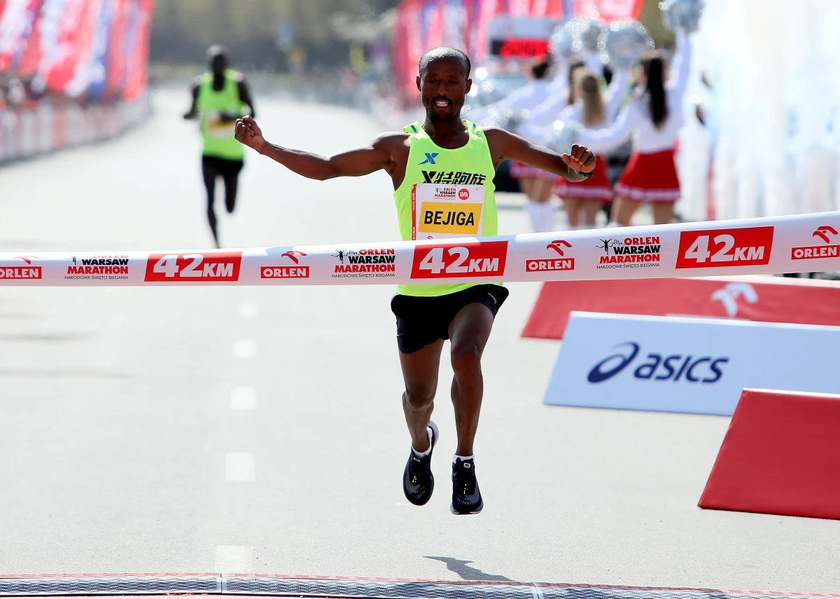 Etiopczyk Regasa Mindaye Bejiga czasem 2:09.42 wygrał Orlen Warsaw Marathon. Wśród kobiet najlepsza była Kenijka Sheila Jerotich – 2:26.06. Mistrzem Polski w maratonie został Marcin Chabowski (STS Pomerania Szczecinek), który zajął czwarte miejsce.