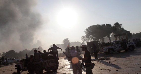 Co najmniej 121 osób poniosło śmierć, a 561 zostało rannych od 4 kwietnia, kiedy rozpoczęła się ofensywa generała Chalify Haftara na stolicę Libii Trypolis. Ze względu na toczące się brutalne walki swoje domy musiało opuścić ponad 13,5 tysiąca ludzi. Tak wyglądają najnowsze dane opublikowane przez Światową Organizację Zdrowia.
