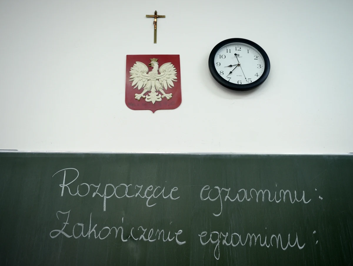W poniedziałek ósmoklasiści rozpoczęli trzydniowy maraton egzaminacyjny! Na początek 377 tys. uczniów VIII klas szkół podstawowych z 12,7 tys. placówek sprawdziło się z języka polskiego. Egzamin ósmoklasisty ruszył po godzinie 9. Na RMF 24 publikujemy arkusz zadań i proponowane odpowiedzi. 