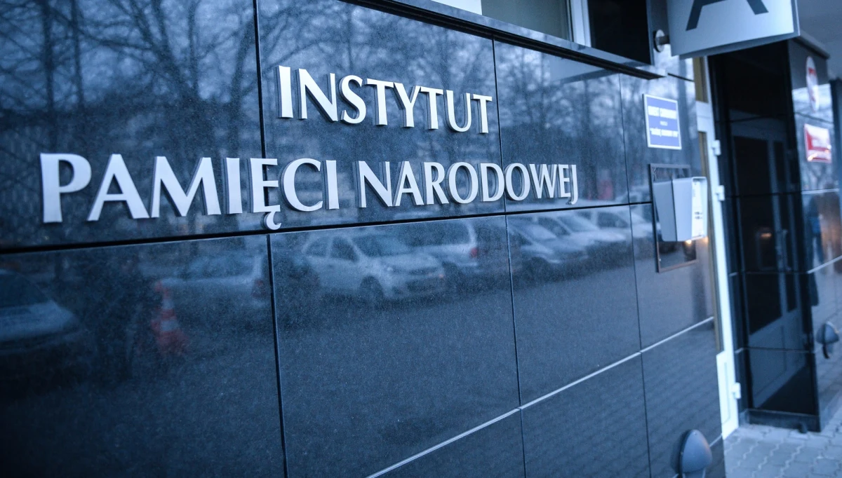 W poniedziałek w Gdyni odbędzie się pogrzeb kontradmirała Hieronima Henryka Pietraszkiewicza. Zmarł w wieku 97 lat. Onet informuje, ze IPN nie zgodził się na ceremoniał wojskowy na pogrzemie. Środowisko marynarzy jest oburzone.