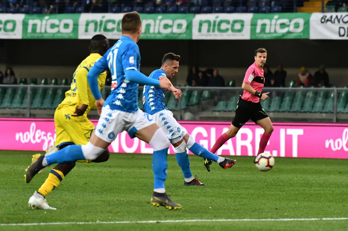 Arkadiusz Milik zdobył bramkę po podaniu Piotra Zielińskiego, a ich Napoli pokonało na wyjeździe Chievo 3:1 w 32. kolejce włoskiej ekstraklasy piłkarskiej. Ostatnia w tabeli drużyna z Werony, w której zagrał Mariusz Stępiński, a zabrakło Pawła Jaroszyńskiego, spadła z ligi.
