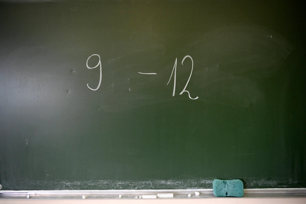 Od początku III Niepodległości żaden rząd nie podjął działań, które w istotny sposób zmieniłyby polski system oświaty publicznej. Jest on zamknięty w klasycznym etatystycznym modelu, który szczególnie wyraźnie uwidacznia się w nauczycielskim prawie pracy oraz w zasadach finansowania oświaty.