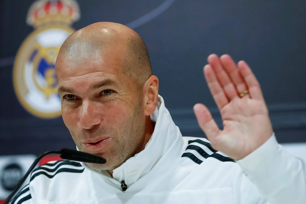 Będą zmiany w składzie Realu Madryt. Przyznał to otwarcie trener "Królewskich" Zinedine Zidane. Do roszad w kadrze Realu Madryt ma dość po sezonie, który przyniósł duże rozczarowanie. Zidane powrócił na ławkę trenerską zespołu z Madrytu w marcu. Stało się to po zwolnieniu Santiago Solariego. Argentyńczyk odpadł z Realem z Ligi Mistrzów, przegrał Puchar Króla i to w rywalizacji z Barceloną. W La Liga natomiast "Królewscy" zajmują trzecie miejsce i tracą 14 punktów do Barcelony.