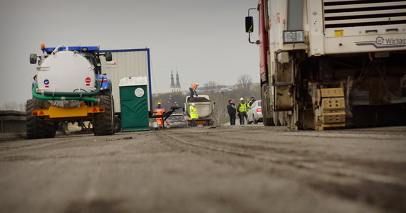 Generalna Dyrekcja Dróg Krajowych i Autostrad źle planuje i organizuje remonty. Jeżeli chodzi o kierowców, to niektórzy nie potrafią poruszać się autostradami. To wnioski z opublikowanego w poniedziałek raportu Najwyższej Izby Kontroli ws. m.in. korków na autostradach i drogach szybkiego ruchu.