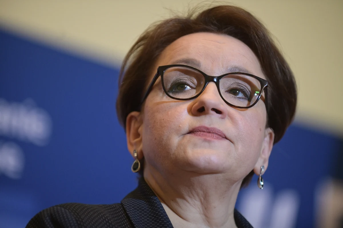 Pierwszy w historii egzamin ósmoklasisty, przeprowadzany w trakcie ogólnokrajowego strajku nauczycieli, wystartował - jak poinformowała szefowa MEN Anna Zalewska - "bez jakichkolwiek zakłóceń". Na początek uczniowie klas VIII szkół podstawowych zmierzyli się ze sprawdzianem z języka polskiego. "Deklarowaliśmy, że egzaminy i edukacja będą ograniczać testomanię, czyli jest sporo zadań otwartych, gdzie uczeń musi wykazać się m.in. umiejętnością pisania tekstu" - podkreśliła Zalewska na konferencji prasowej.