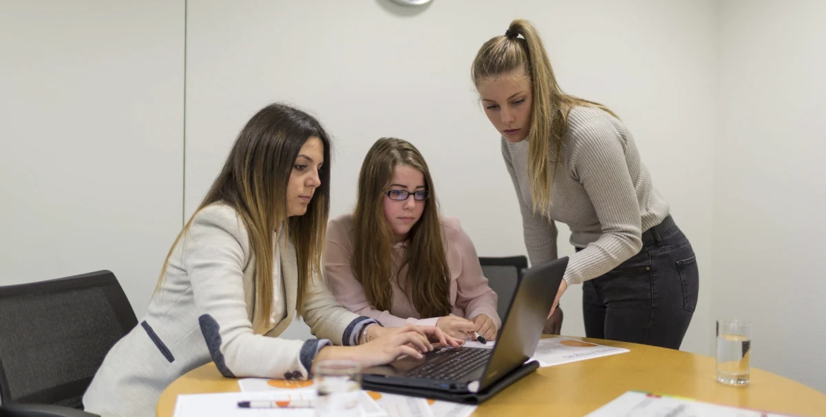 Zalewająca nas ilość informacji, nieprzerwany 24-godzinny potok faktów i komentarzy sprawia, że jako społeczeństwa stajemy się bardziej niecierpliwi, nasza koncentracja słabnie, a my szybciej przerzucamy się na nowe tematy - przekonuje na łamach czasopisma "Nature Communications" międzynarodowy zespół naukowców. Ich teza nie jest zaskoczeniem. To zjawisko obserwujemy na co dzień, im jednak po raz pierwszy udało się ten efekt naukowo zbadać i nawet częściowo zmierzyć.
