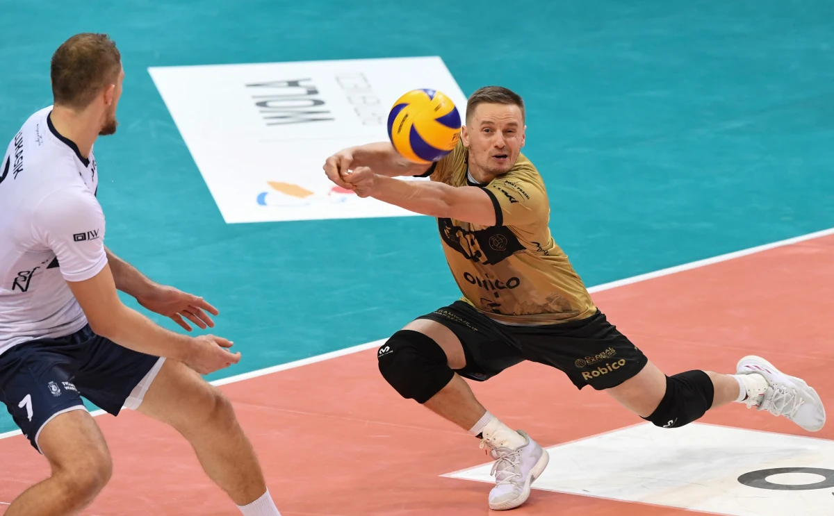 Wieczorem pierwszy pojedynek ligowego półfinału rozegrają siatkarze Onico Warszawa i Jastrzębskiego Węgla. Na trybunach stołecznego Torwaru zasiądzie komplet publiczności. "Trener nie musi nas motywować, dawać żadnych dodatkowych bodźców. Chcemy zdobyć dla Onico historyczny medal" – mówi w rozmowie z Patrykiem Serwańskim libero warszawskiej drużyny Damian Wojtaszek. 