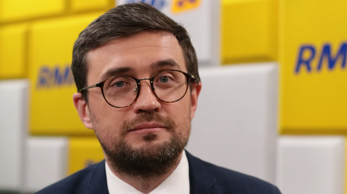 „Z naszej strony matury nie są w żaden sposób zagrożone. Arkusze są przygotowane dla każdego maturzysty, którego dyrektor szkoły zgłosił, który złożył deklarację przystąpienia do egzaminu maturalnego. Arkusze są gotowe, w tej chwili są wydrukowane i w tajnym miejscu czekają na wysyłkę 6 maja do szkoły” – zapewniał w Popołudniowej rozmowie w RMF FM Marcin Smolik.