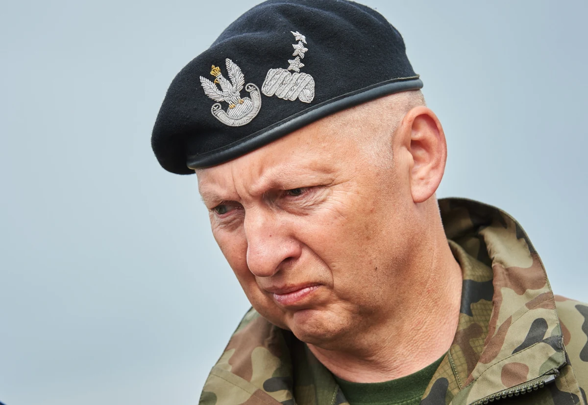 Gen. Mirosław Różański, były dowódca Generalny Rodzajów Sił Zbrojnych w ostrych słowach skomentował wywiad byłego ministra obrony Antoniego Macierewicza dla "Dziennika Gazety Prawnej". "Jest mi po prostu żal tego człowieka i jego rodziny. Osoba o tak ogromnej fantazji zajmowała stanowisko ministra obrony narodowej, a dzisiaj musimy się za ten czas wstydzić, za skandale, które wywołał on i ludzie z jego otocznia, za gafy polityczne, za niespełnione obietnice i zmarnowane szanse na rozwój i modernizację wojska" - ocenił Różański w rozmowie z Onetem. 