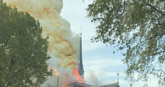 „Akurat byłem na moście, gdy wybuchł pożar. Pojawiło się tam mnóstwo ludzi, którzy fotografowali ogień. Strasznie to wyglądało” - mówi w rozmowie z RMF FM Łukasz Chojnacki, który był świadkiem pożaru. Przypomnijmy, że runął dach katedry.