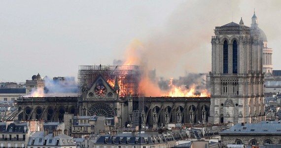 Informacja o pożarze paryskiej katedry Notre Dame zszokowała cały świat. Ze wszystkich stron napływają wyrazy solidarności z Francuzami w tych trudnych dla nich chwilach. 