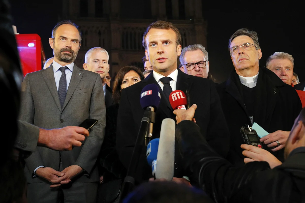 "Odbudujemy katedrę Notre Dame" - zapewnił prezydent Francji Emmanuel Macron podczas wystąpienia na dziedzińcu przed stojącą w płomieniach świątynią. "Udało się uniknąć najgorszego, ale batalia o uratowanie katedry nie jest jeszcze zakończona" - powiedział.