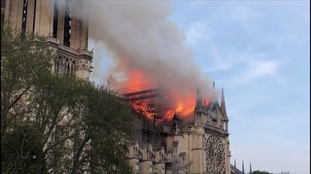 Jeden z symboli Paryża, katedra Notre Dame, w poniedziałek wieczorem stanęła w ogniu. Strażacy przez wiele godzin walczyli z pożarem. Udało się go ugasić dopiero przed godziną 4 nad ranem. Prezydent Francji zapowiedział odbudowanie katedry.  Paryska prokuratura wszczęła śledztwo w sprawie nieumyślnego zaprószenia ognia. 