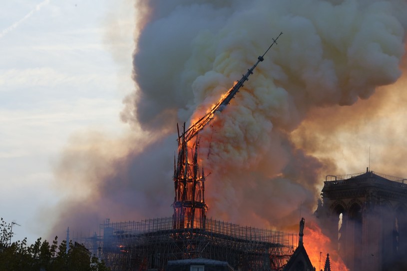 W mediach społecznościowych gwiazdy z całego świata wyrażają swój żal po pożarze, który strawił katedrę Notre Dame w Paryżu.