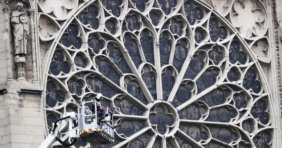 "Tragiczny widok. Dach runął. Jest całkowicie wypalony. Zachowała się konstrukcja. Ocalały te słynne dwie wieże znane z "Dzwonnika z Notre Dame" książki Viktora Hugo. Ocalała też fasada" - mówi w rozmowie z dziennikarzem RMF FM Tomaszem Staniszewskim, ksiądz Tadeusz Isakowicz-Zalewski, który jest w Paryżu. 