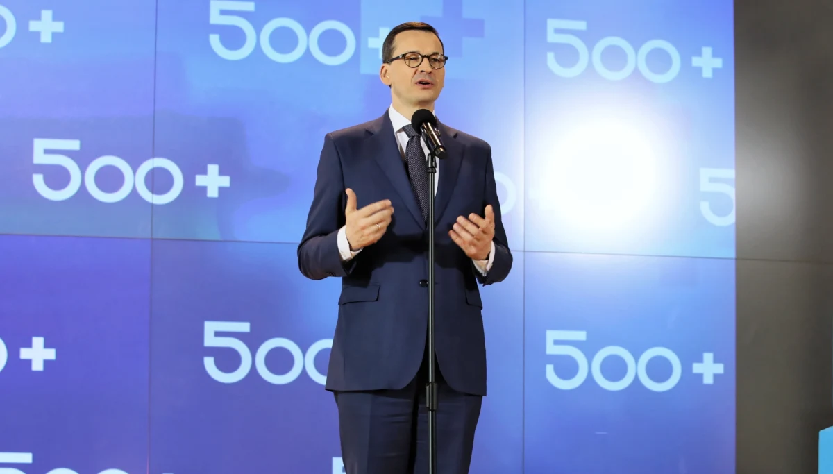 ​Rząd przyjął projekt ustawy dotyczącej rozszerzenia programu "Rodzina 500+" na pierwsze dziecko - poinformował premier Mateusz Morawiecki.