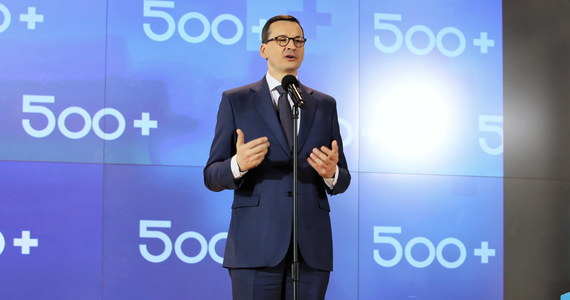 ​Rząd przyjął projekt ustawy dotyczącej rozszerzenia programu "Rodzina 500+" na pierwsze dziecko - poinformował premier Mateusz Morawiecki.