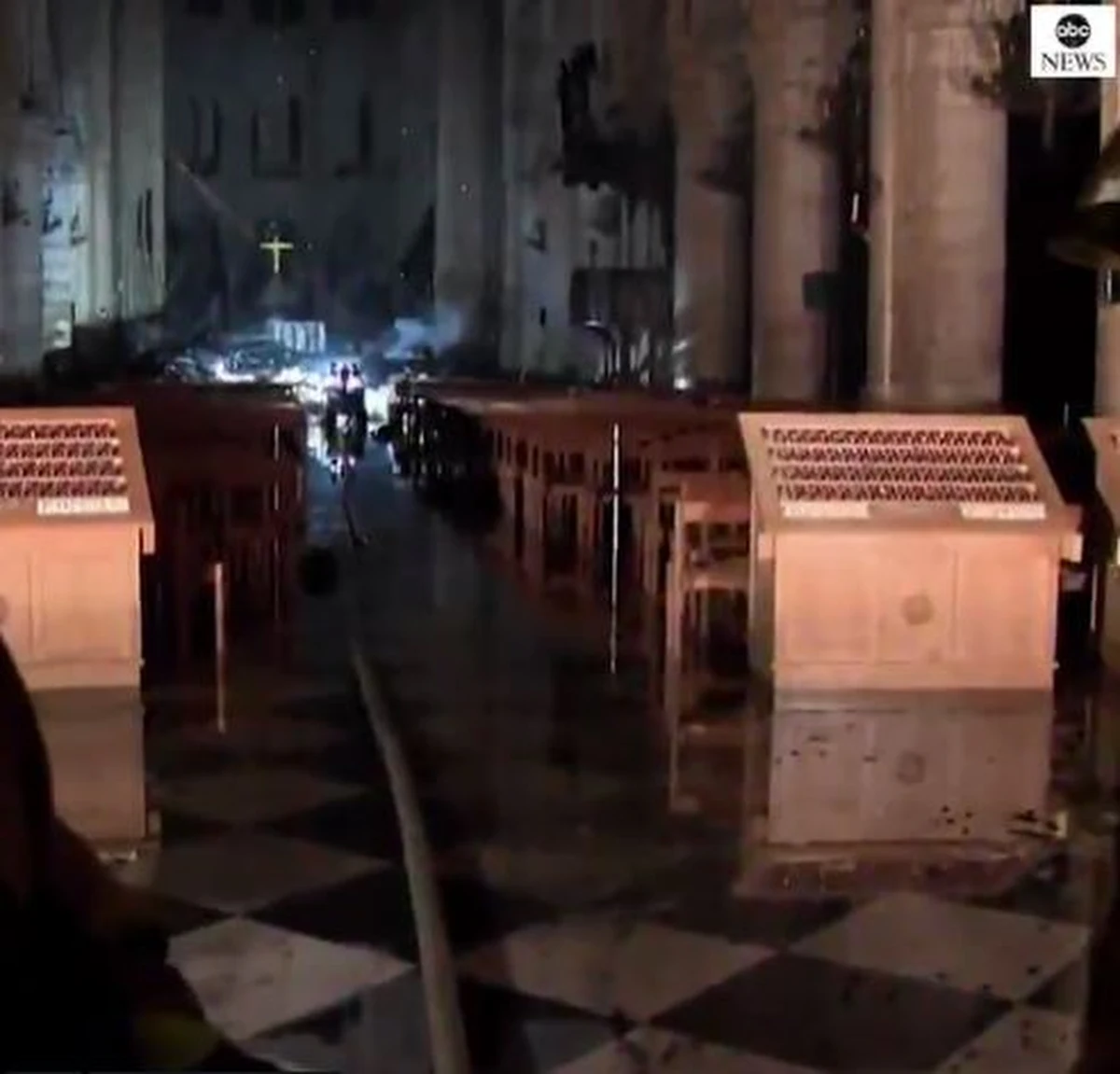 Media we Francji publikują nagranie, na którym widać wnętrze katedry Notre Dame tuż po pożarze. Jak opowiadali strażacy, ten obraz zostanie im w pamięci na całe życie. 