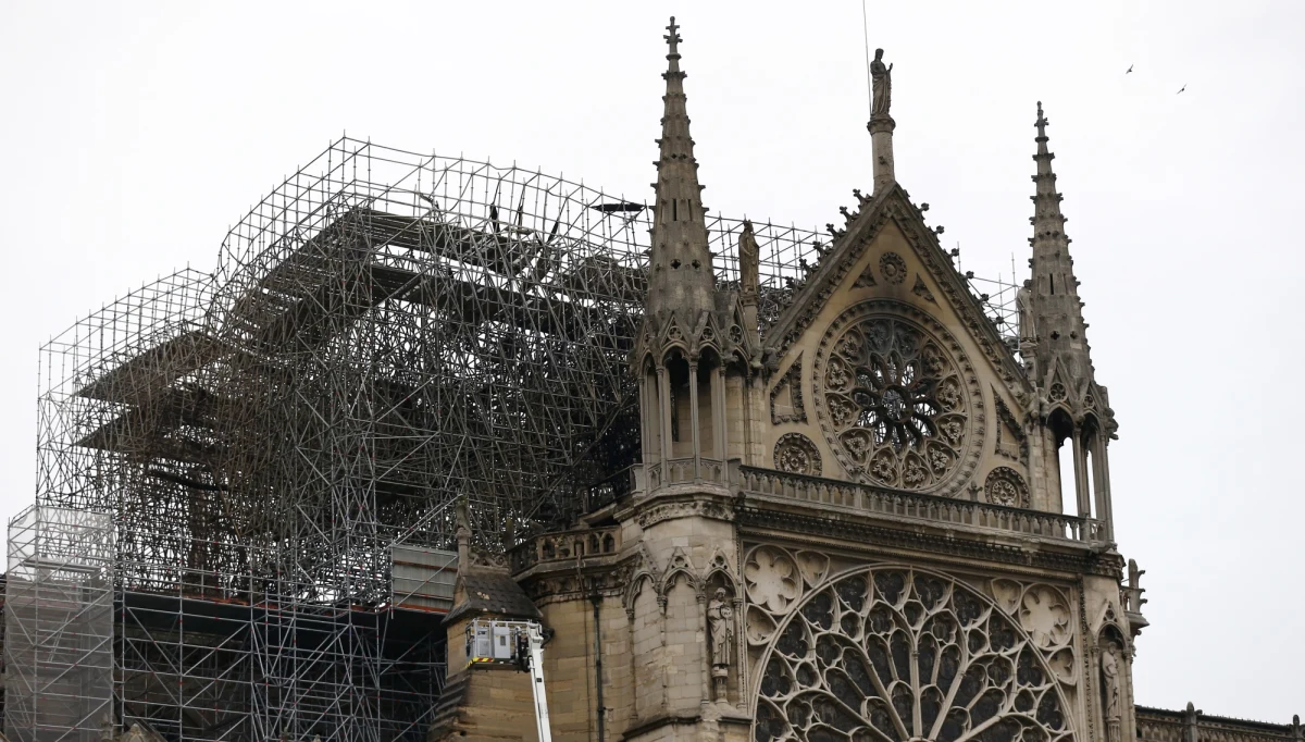 ​Gdy płonie część człowieczeństwa otwieramy Facebooka. Dzielimy się bólem w bardzo współczesny sposób. Wklejamy linki, kopiujemy zdjęcia, wymieniamy się wspomnieniami. W ten sposób czujemy, że jesteśmy stadem. Że nie dzielą nas wykute w skale granice, że nie ma między nami różnic. W Paryżu nad Notre Dame unosi się łuna, ale to w nas rośnie piękna katedra. Od Moskwy do Dublina - niewidzialna i na wskroś europejska.