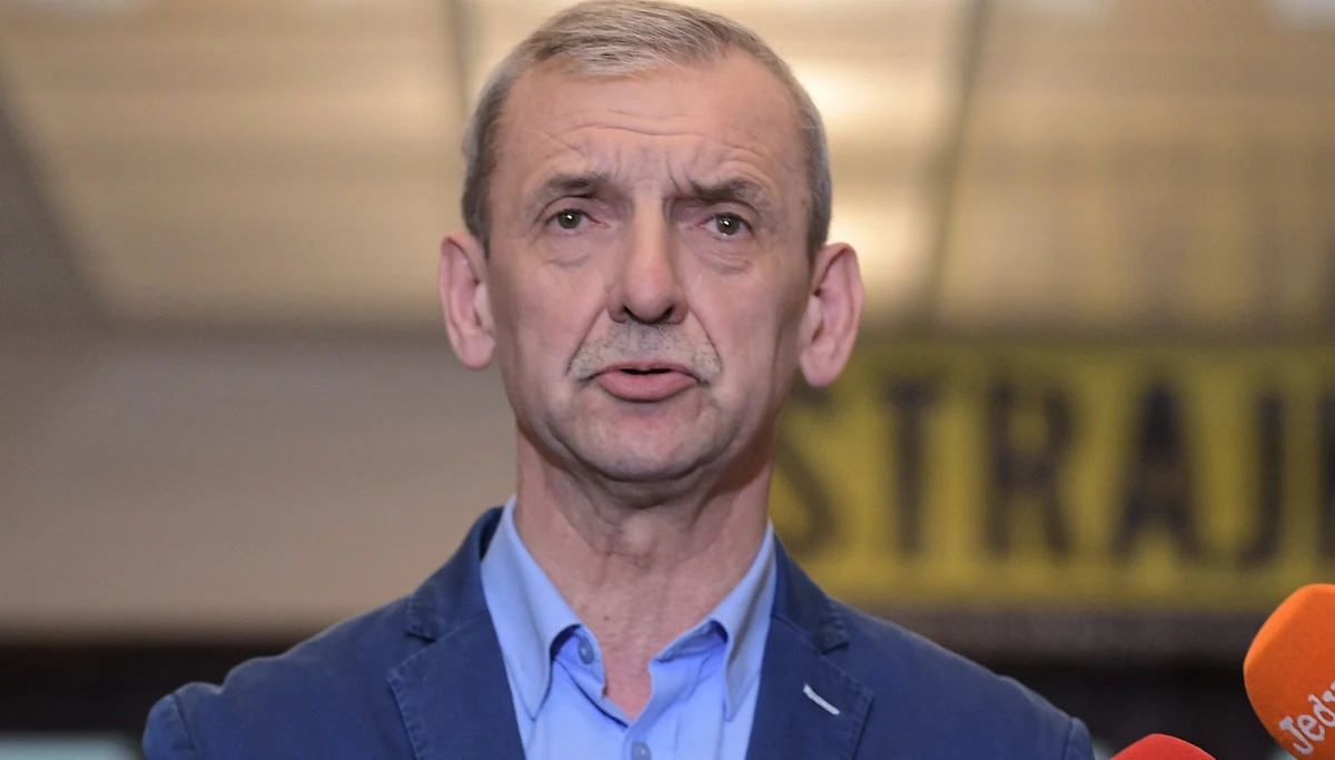 ​Wraca kwestia rozmów związków zawodowych nauczycieli z rządem. Nie po świętach, w czasie okrągłego stołu, ale w czwartek przedstawiciele Związku Nauczycielstwa Polskiego i Forum Związków Zawodowych mają spotkać się z rządem. Rozmowy mają ruszyć o godz. 10 w Centrum Porozumienia Społecznego Dialog.