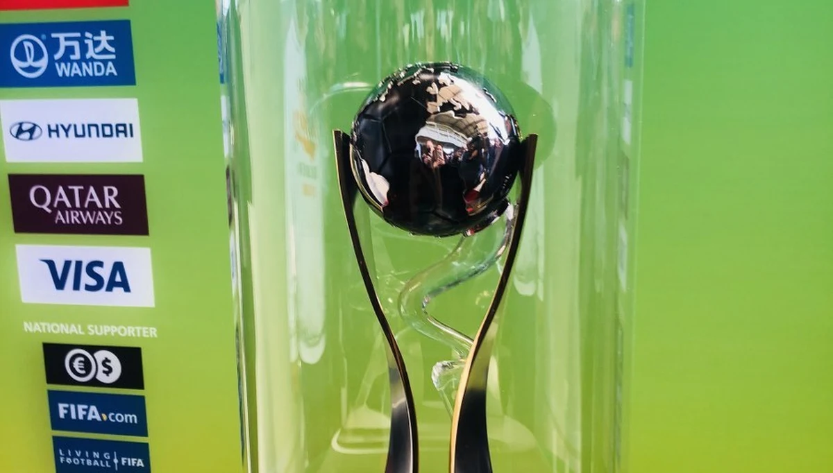 ​Puchar Mistrzostw Świata FIFA U-20 został dziś oficjalnie zaprezentowany na stadionie Widzewa w Łodzi. To właśnie w tym miejscu zostanie rozegrany mecz otwarcia oraz finałowy tej imprezy piłkarskiej. Puchar pokazał prezes PZPN Zbigniew Boniek w towarzystwie legendy FIFA Fernando Morientesa. Panowie sprawdzili także, jak łódzki obiekt jest przygotowany do mistrzostw, bo stadion Widzewa jest główną areną zmagań tego międzynarodowego turnieju. Do mundialu U-20 pozostał niespełna miesiąc.