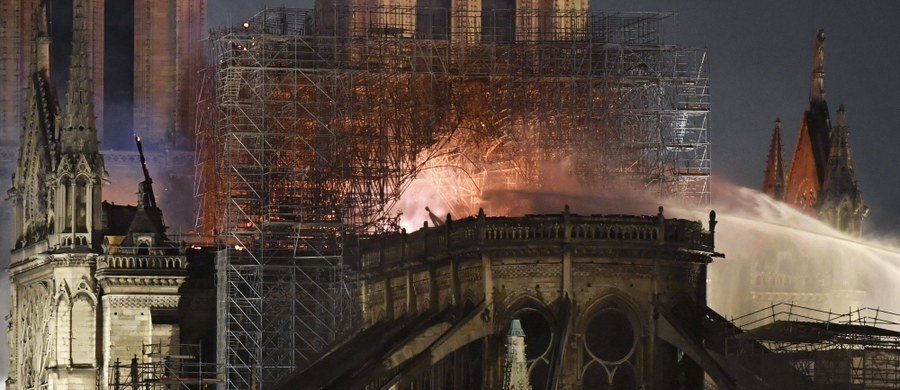 Pożar, który zniszczył katedrę Notre Dame w Paryżu, prawdopodobnie został wzniecony przypadkowo - poinformowała we wtorek prokuratura. Zdaniem ekspertów jest za wcześnie, by wskazać koszt odbudowy, ale można szacować, że wyniesie ona setki milionów euro.
