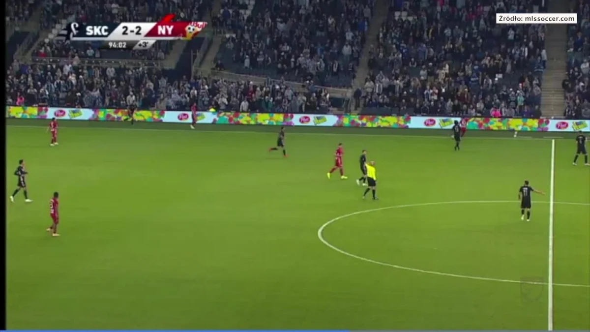 Do skandalicznej sytuacji doszło podczas meczu amerykańskiej ligi piłkarskiej MLS. W spotkaniu Sporting Cansas City z New York Red Bulls. Sfrustrowany piłkarz gości kopnął z całej siły piłkę w kierunku trybun, strzelając w głowę jednego z kibiców. Romero Gamarra, znany jako Kaku, został ukarany za ten wybryk czerwoną kartką. Władze ligi MLS zawiesiły piłkarza New York Red Bulls na miesiąc.