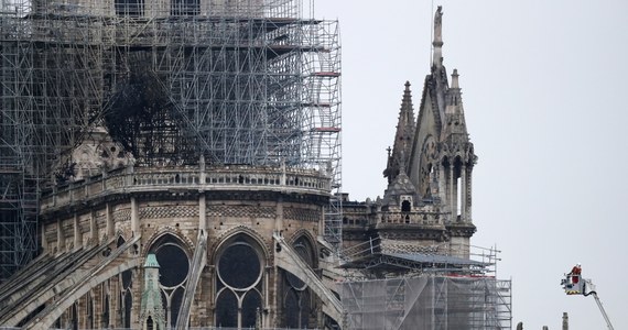 Dzieła sztuki i cenne przedmioty ocalone z poniedziałkowego pożaru w paryskiej katedrze Notre Dame zostaną przeniesione do pobliskiego muzeum w Luwrze - zapowiedział minister kultury Francji Franck Riester. 