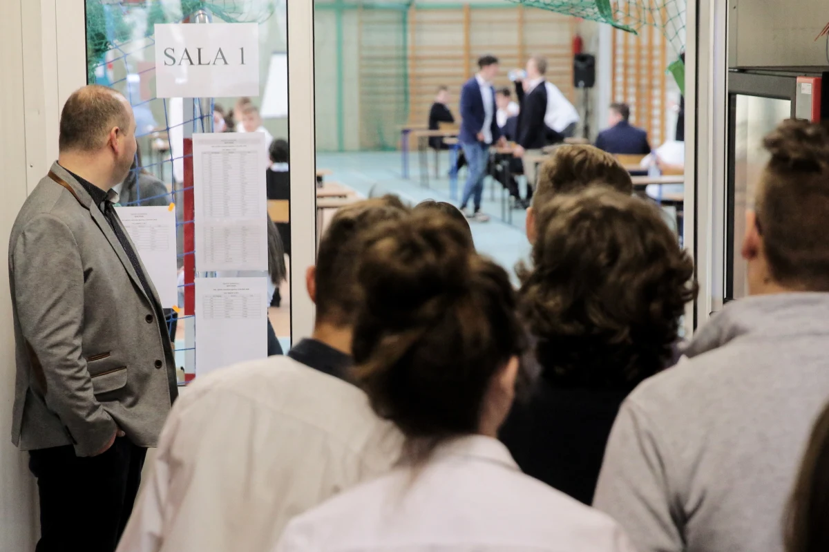 Dziś ostatni dzień egzaminu ósmoklasistów. Od godziny 9:00 uczniowie mierzyli się z testem z języka obcego. Zdecydowana większość uczniów wybrała język angielski. Drugim najczęściej wybieranym był niemiecki. Na rozwiązanie zadań uczniowie mieli 90 minut.