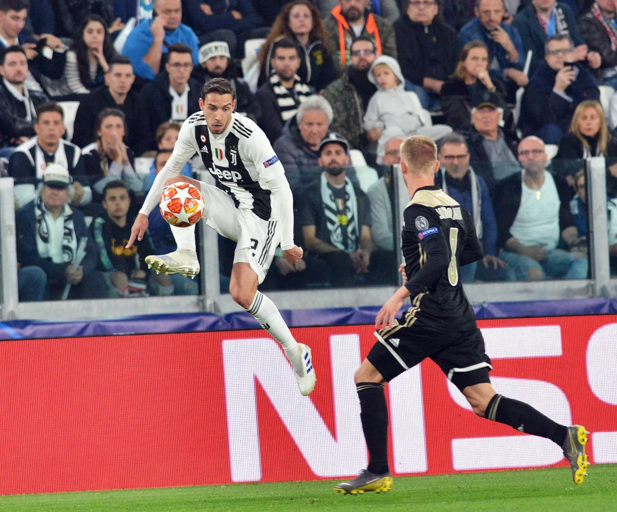 FC Barcelona i Ajax Amsterdam to pierwsze drużyny, które awansowały do półfinału piłkarskiej Ligi Mistrzów. W rewanżowych meczach ćwierćfinałowych Katalończycy pokonali u siebie Manchester United 3:0, a Ajax wygrał w Turynie z Juventusem 2:1