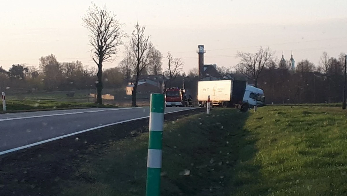 Wypadek w Srocku (łódzkie) na drodze krajowej nr 12. W zderzeniu ciężarówki z samochodem osobowym zginęła jedna. Droga była zablokowana przez kilka godzin.