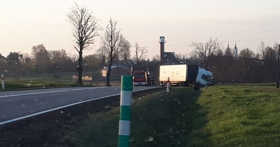 Wypadek w Srocku (łódzkie) na drodze krajowej nr 12. W zderzeniu ciężarówki z samochodem osobowym zginęła jedna. Droga była zablokowana przez kilka godzin.