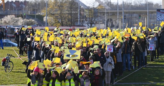 Nawet kilkanaście szkół w Warszawie może mieć problemy z przeprowadzeniem rad klasyfikacyjnych przed maturą - dowiedział się nieoficjalnie reporter RMF FM. Posiedzenie takiej rady oraz jest uchwała są niezbędne, by licealiści zostali dopuszczeni do egzaminu dojrzałości. Z powodu strajku w części placówek – mimo wielu prób – nadal nie udało się tego zrobić.