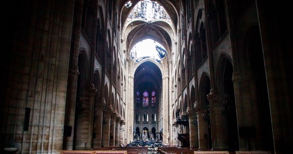 Przyłączam się do tych, którzy poniedziałkowy, niesłychany pożar katedry Notre Dame w Paryżu uznają za wydarzenie symboliczne. Powiem więcej, należę do tych, którzy uważają go za pewien symbol naszych czasów. Wcale się tego nie wypieram. I myślę nawet, że jestem tu wśród większości z tych, których ta sprawa obchodzi. Różnice zaczynają się w miejscu, kiedy wypada sprecyzować, o jaki właściwie symbol tu chodzi i o czym płonąca a potem wypalona katedra ma świadczyć. Czy to symbol upadku zachodniej cywilizacji, jak mówią jedni, dziejowej sprawiedliwości, jak chcą drudzy, czy może kara za grzechy, jak uważają jeszcze inni? Całkowity przypadek? A może coś zupełnie innego? To, co każdy z nas chce w nim w danej chwili widzieć... 