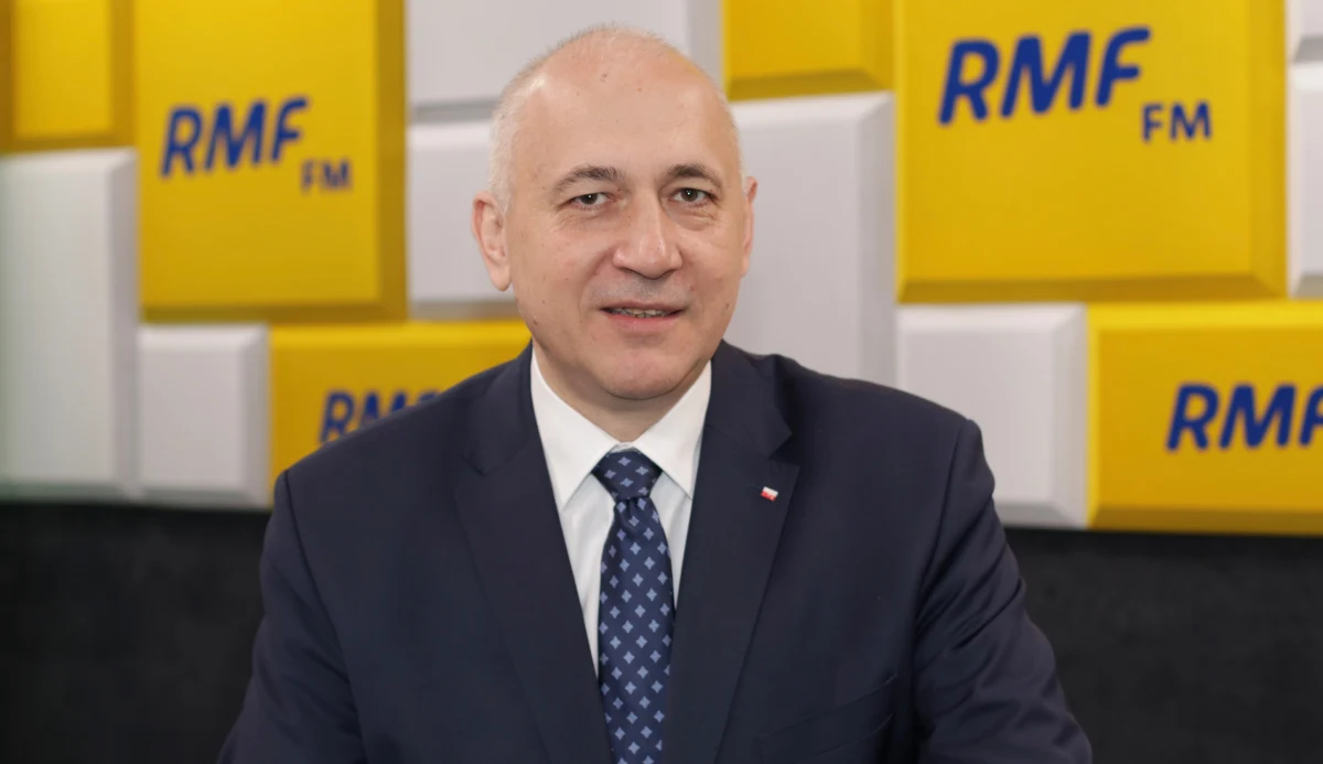 "Jak pan może się dziwić, że Donald Tusk ma coś ważnego do powiedzenia" - stwierdził w internetowej części rozmowy w RMF FM, minister Joachim Brudziński, pytany przez Roberta Mazurka o zapowiedź Donalda Tuska. Tusk ujawnił, że 3 maja wygłosi ważne i ciekawe przemówienie. "Schetyna mówi: zapłacicie! A Tusk w sposób bardziej europejski powie to samo. Na okrągło i ładniej" - zaznacza Joachim Brudziński. I jak dodaje: inicjatywa Tuska mało mnie interesuje. 
