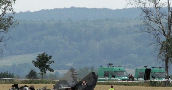 Przyczyną wypadku myśliwca MiG-29, który rozbił się w marcu w lesie pod Węgrowem było mechaniczne zużycie silnika – dowiedział się nieoficjalnie Onet. Jak donoszą informatorzy portalu, wojsko planuje wznowić loty myśliwców w maju, jednak nie sprawdziło ich silników. 