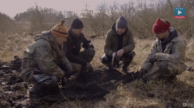 Zapaleni poszukiwacze i pasjonaci historii, Olaf Popkiewicz oraz Sebastian Witkowski wykopią z ziemi kolejne, zapomniane skarby! Zdwajamy wysiłki aby wydobyć spod ziemi ślady burzliwej przeszłości. Nieważne czy po pas w wodzie, czy kując zmarzlinę, sprawdzimy każdy trop, który doprowadzi nas do odkrycia historii drzemiącej dosłownie pod stopami. 31 stycznia 1945 roku o 4 rano żołnierze radzieccy zajmują bez walki Lidzbark Warmiński. Zrobili to tak szybko, że przegonili wycofujące się oddziały Wehrmachtu. Niemcy niczego nieświadomi wjeżdżają wprost pod lufy Rosjan. W efekcie – jak opisuje radziecka kronika, Niemcy wycofują się porzucając czołgi i działa szturmowe. Razem z miejscową ekipą poszukiwaczy ruszamy na lidzbarskie bagno w poszukiwaniu śladów po tych rozbitych niemieckich pojazdach. Przygotujcie się na naprawdę tłusty odcinek! 