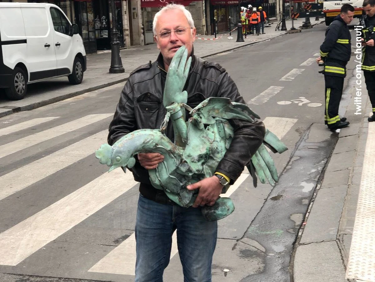 Po pożarze katedry Notre Dame w Paryżu udało się odnaleźć relikwiarz z iglicy. Wewnątrz miedzianego koguta - symbolu zaparcia się św. Piotra - znajdują się relikwie patronki Paryża św. Genowefy, patrona Francji św. Dionizego i fragment korony z cierni. "Szczęśliwie kogut się odnalazł" - powiedział Patrick Palem z jednej z firm zajmujących się odnawianiem dzieł sztuki. 