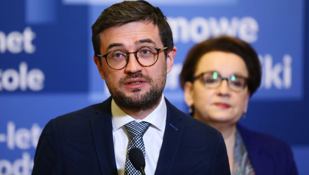 „Nie otrzymaliśmy sygnałów z żadnej OKE i żadnego kuratorium, aby były jakiekolwiek problemy z przeprowadzeniem egzaminu ósmoklasisty z obcego języka nowożytnego” – powiedział w środę na konferencji prasowej w MEN dyrektor Centralnej Komisji Egzaminacyjnej Marcin Smolik.