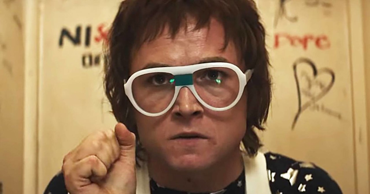 Premiera biograficznego filmu o życiu Eltona Johna "Rocketman" odbędzie się w maju, podczas festiwalu filmowego w Cannes. Na polskie ekrany produkcja trafi 7 czerwca.